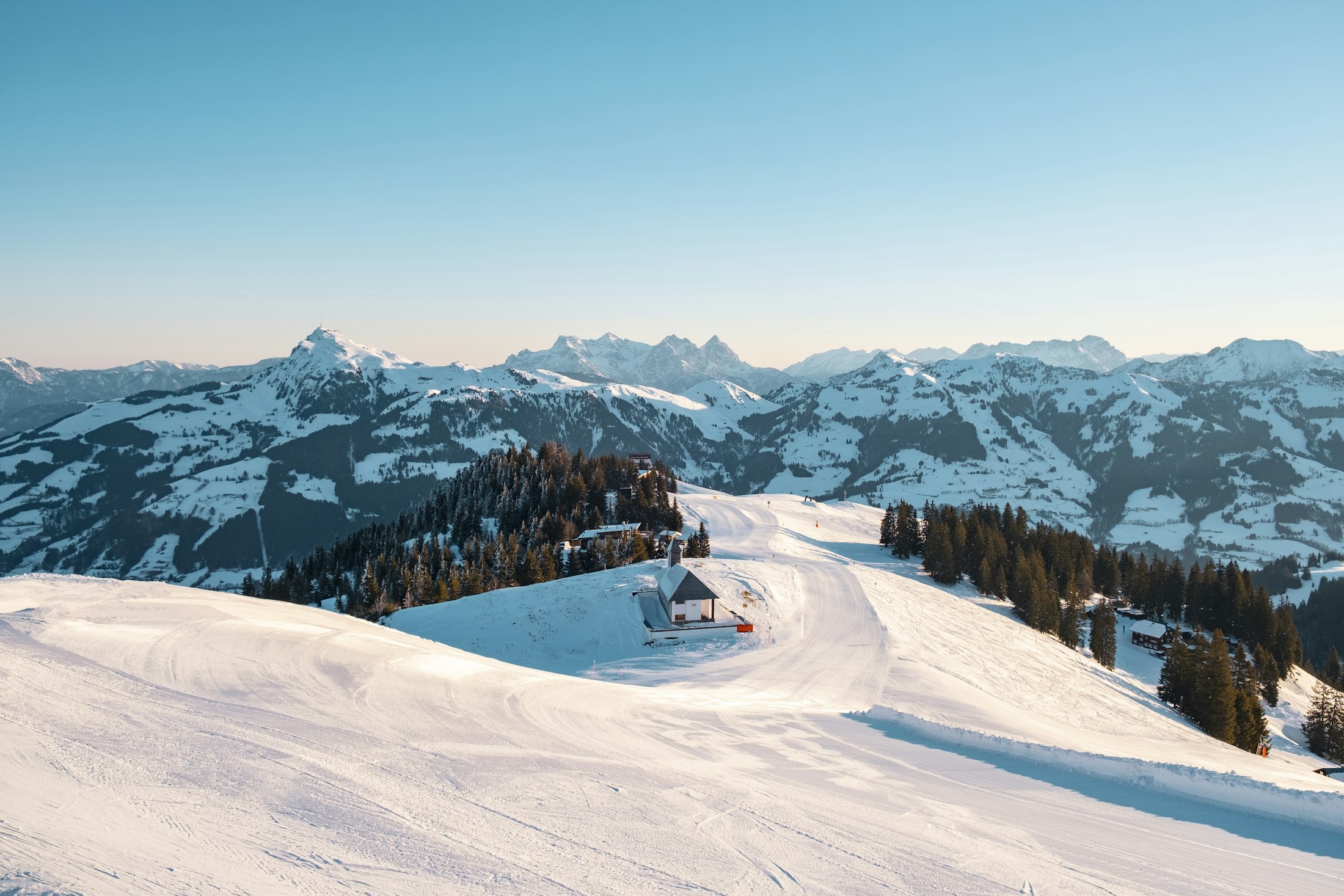 Snowboarder su una montagna innevata a Kitzbühel