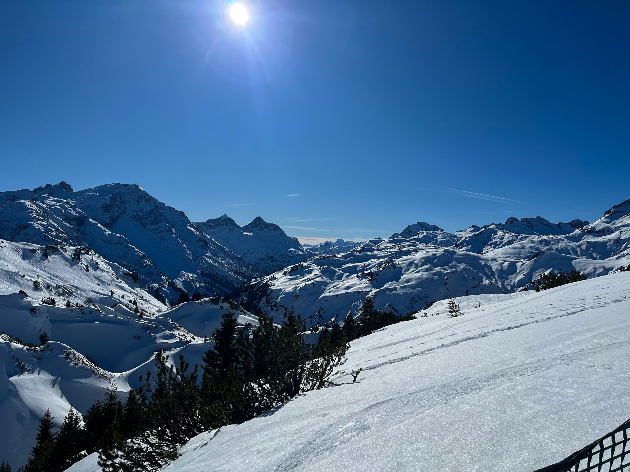 Winterpanorama mit verschneiten Bergen in Oberlech am Arlberg