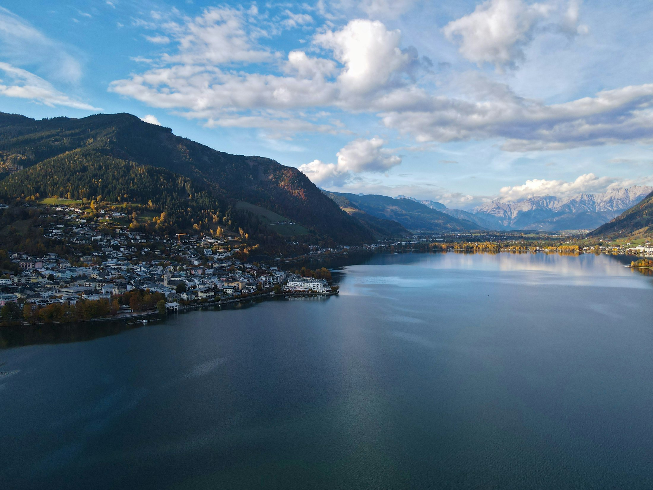 Vue sur Zell am See et son lac entourés de montagnes