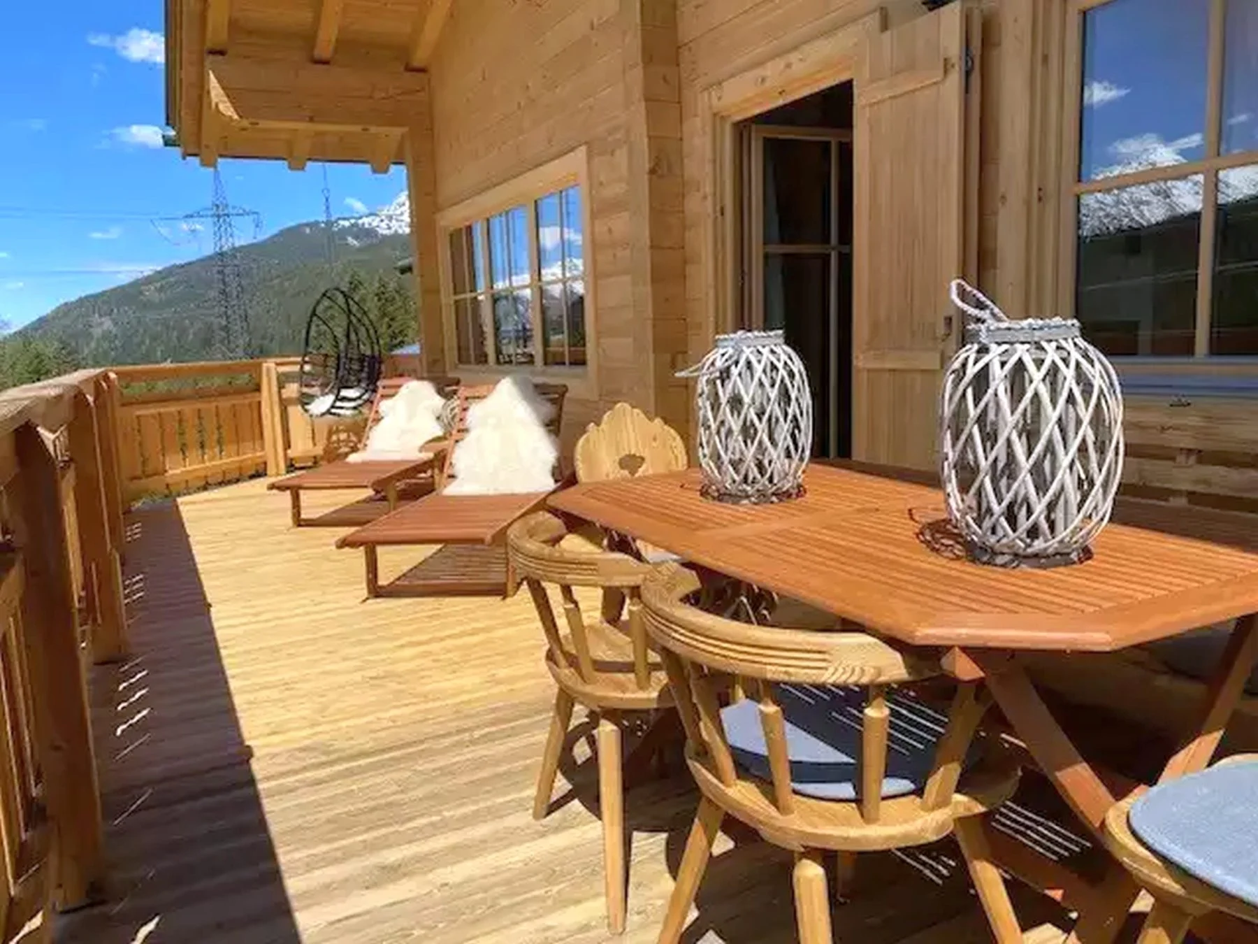Chalet Thronalm Kaiserblick in Königsleiten: für 12 Gäste, fünf Schlafzimmer, Kamin, voll ausgestattete Küche, kurzer Weg ins Dorf. Jetzt anfragen.