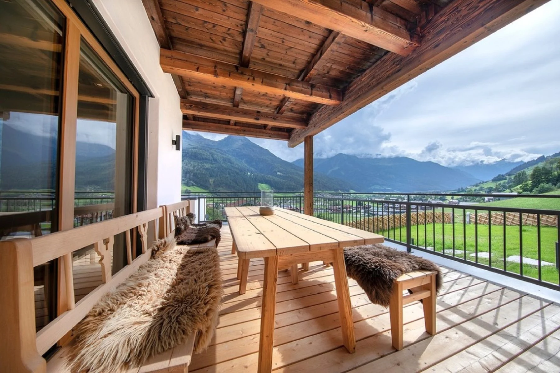 Chalet Kaiserblick Gipfelkron à Königsleiten : 10 personnes, terrasse chauffée avec jacuzzi, sauna et garage. Skis aux pieds. Demandez votre séjour.